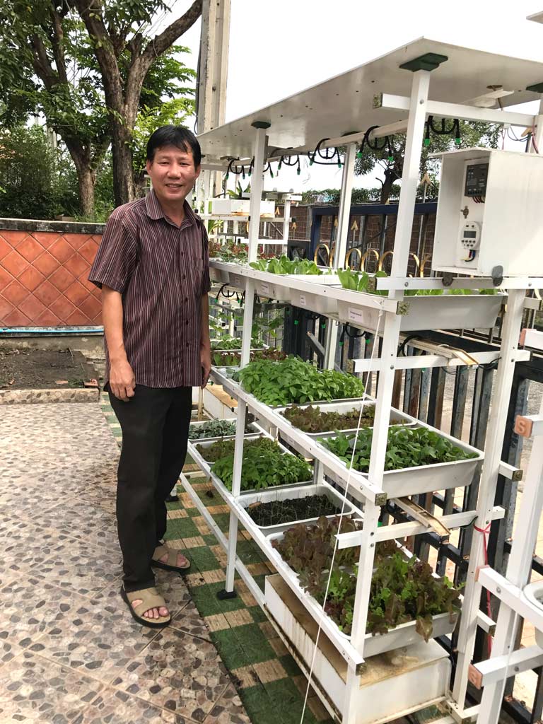 ระบบปลูกผักอัตโนมัติต้นทุนต่ำ ทำได้ง่ายๆสไตล์คนเมือง 2 คุณสุขสันต์